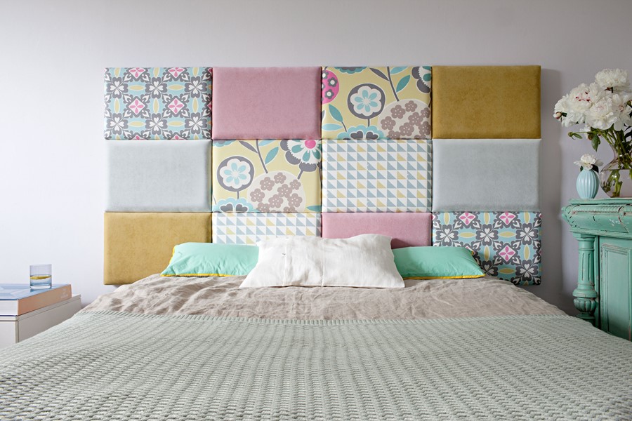 Kolorowe panele ścienne przy łóżku