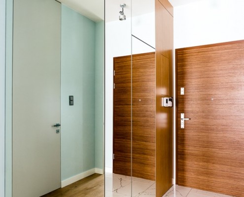 Lustrzana zabudowa w przedpokoju styl nowoczesny