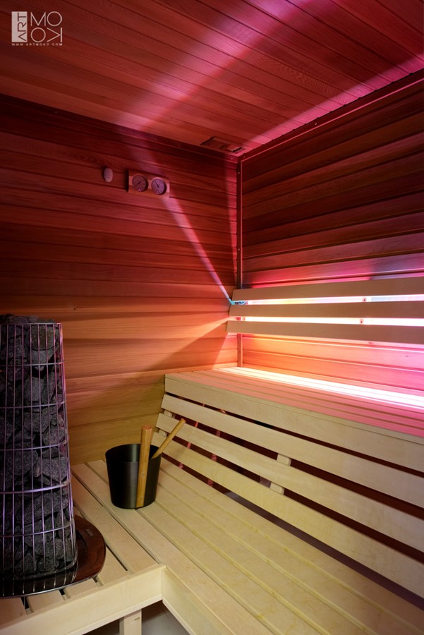 Niewielka sauna w łazience sauna mokra z nastrojowym światłem