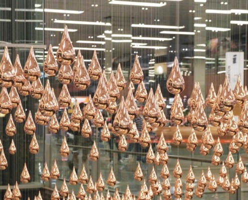 Kinetic Rain - medialna rzeźba w przestrzeni publicznej, lotnisko w Singapurze