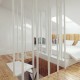 Biała sypialnia na poddaszu Mus Architects