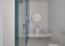 Biała łazienka z dużym prysznicem EXITDESIGN