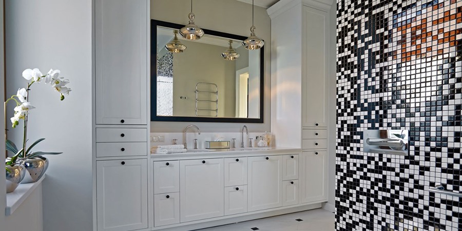 Biała łazienka z kontrastującą mozaiką