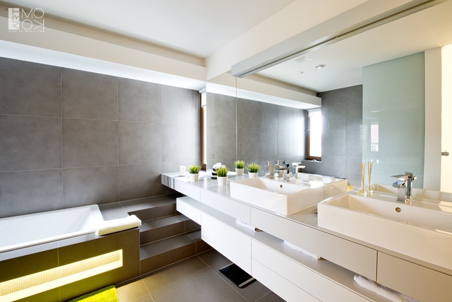 Biało-szara łazienka z zabudwaną wanną inspiracje