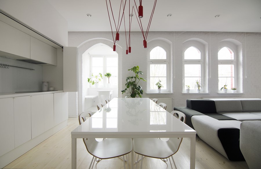 Biały aneks kuchenny w salonie styl nowoczesny