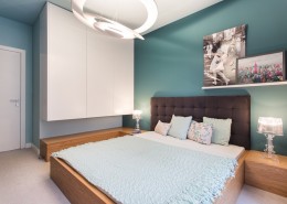 Drewniane łóżko z tapicerowanym wezgłowiem Home and Living Wnętrza