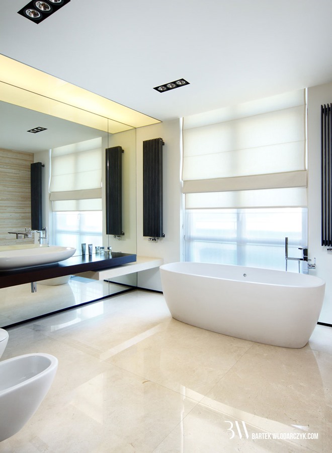 Jasny pokój kąpielowy z wanną i prysznicem