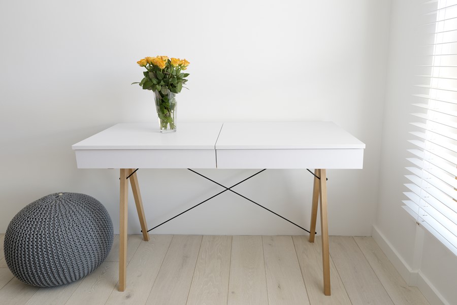 Minimalistyczna sypialnia w jasnych kolorach