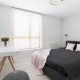 Minimalistyczna sypialnia w jasnych kolorach Minimoo