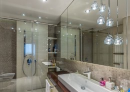 Nowoczesna łazienka z dużym prysznicem Intellio designers