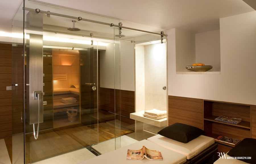 Nowoczesny pokój kąpielowy z sauną