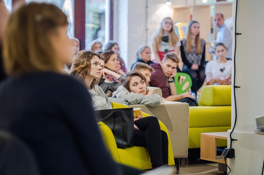 Studenci UTP na spotkaniu z designerem roku 2015, Euforma o zawodzie designera opowiadał studentom UTP w Bydgoszczy Tomek Rygalik
