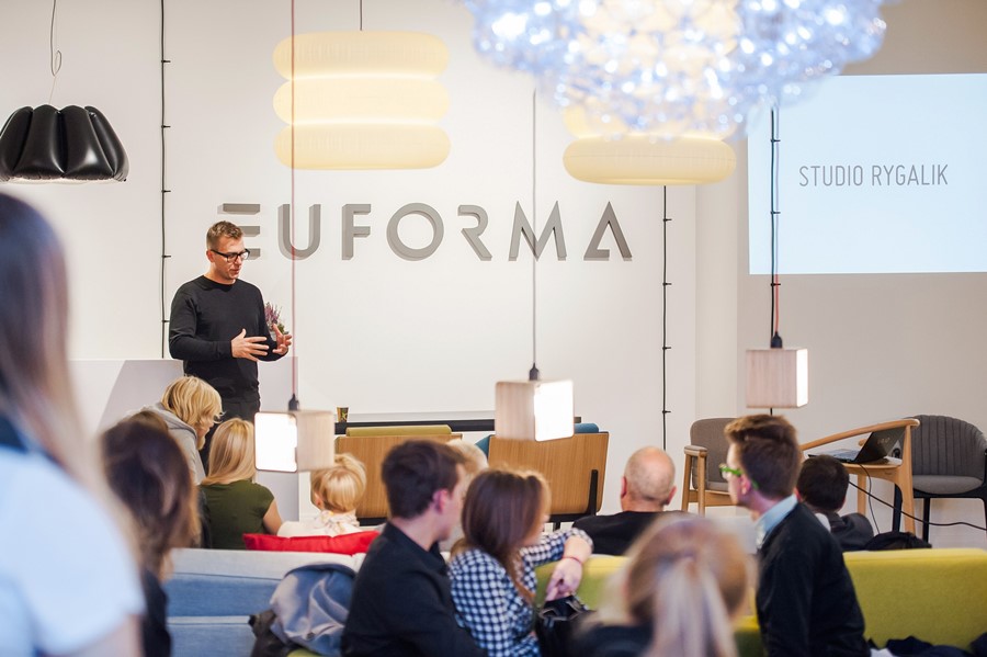 Tomek Rygalik podczas spotkania ze studentami. Bydgoszcz, Euforma najlepszy designer 2015 roku opowiadał w Euformie o swojej pracy
