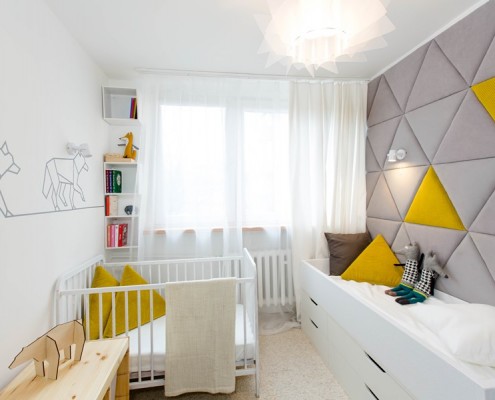 Trójkątne panele ścienne w pokoju dla niemowlaka Home and Living Wnętrza