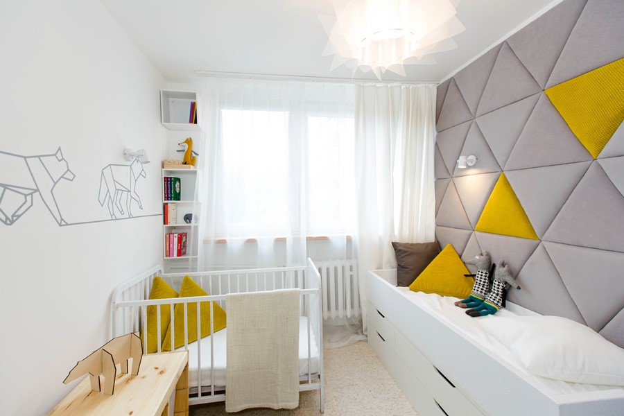 Trójkątne panele ścienne w pokoju dla niemowlaka