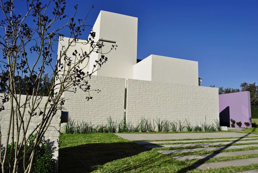 nowoczesny ogród - jego granice wyznaczają ceglane murki pomalowane na biało