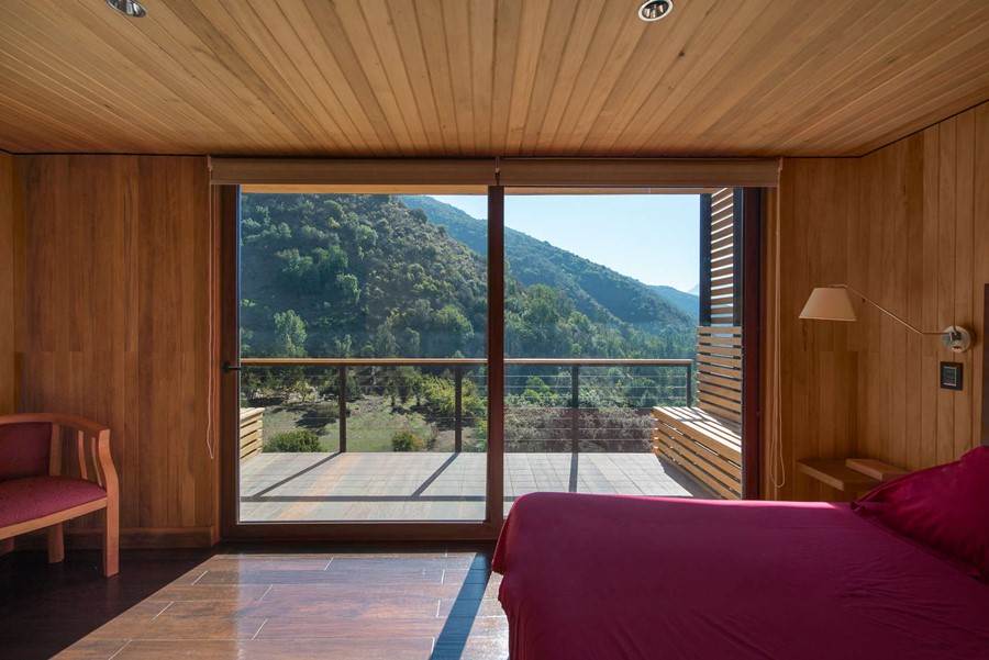 sypialnia domu w drewnie El Maqui House, widok z sypialni
