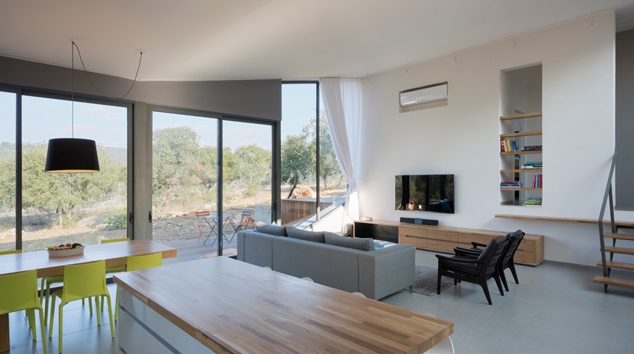 widok z okien domu na górce surowa natura za oknami HSM House