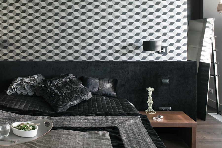 Biało-czarna tapeta w sypialni pomysły na wsytrój