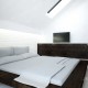 Minimalistyczna sypialnia z biblioteką JABRAARCHITECTS