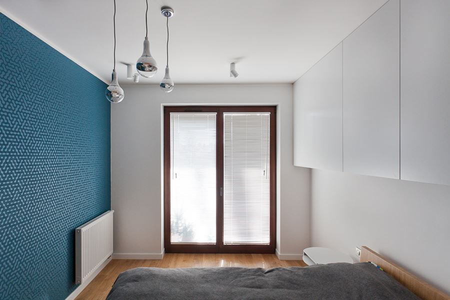 Niebieska tapeta w sypialni w minimalistycznym stylu
