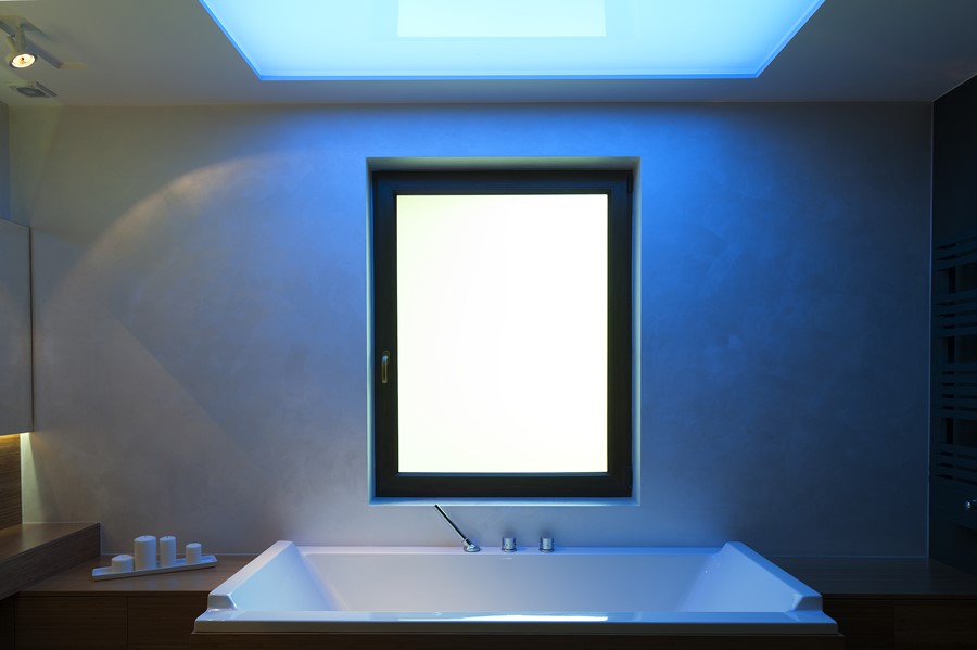 Niebieskie oświetlenie w łazience pomysły na wystrój