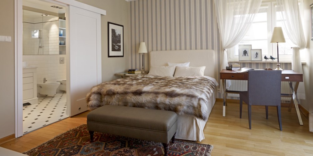 Pasiasta tapeta w sypialni styl klasyczny