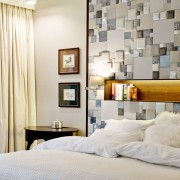Przytulna sypialnia tapicerowana ściana jak urządzić
