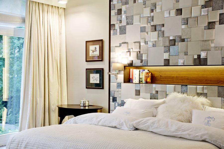 Przytulna sypialnia tapicerowana ściana jak urządzić