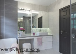 Siwa łazienka z delikatną mozaiką Inventive Interiors