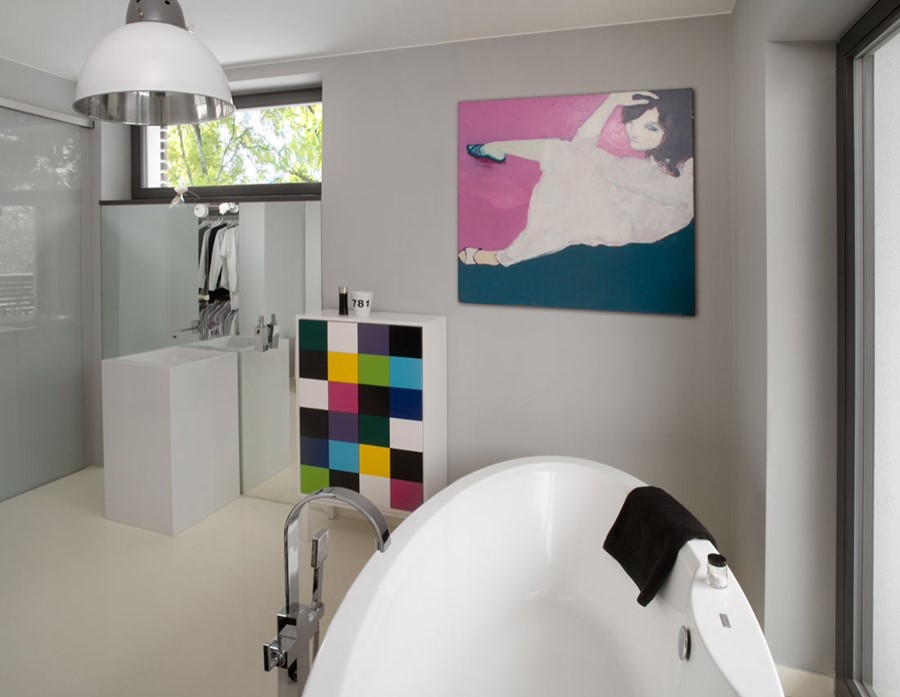Stylowa łazienka w bieli z kolorowym akcentem