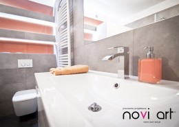 Szara łazienka z pomarańczowym akcentem Novi Art