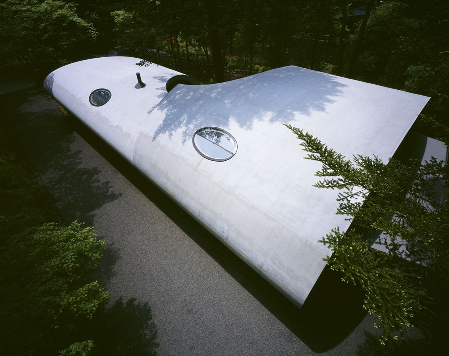 dom w lesie przypomina statek kosmiczny