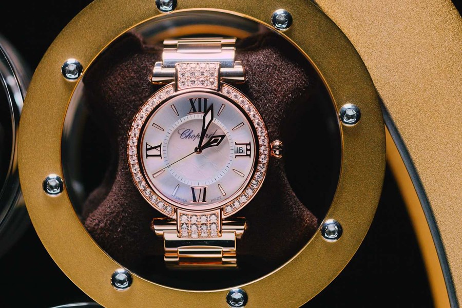 luksusowy zegarek Chopard w nakręcaczu LumiSidus Chopard w stojaku na zegarki LumiSidus