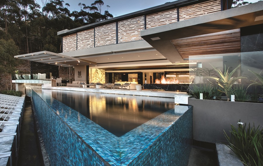 rezydencja w Cape Town widok od strony basenu infinity pool przy luksusowym domu na wzgórzu Signal Hill