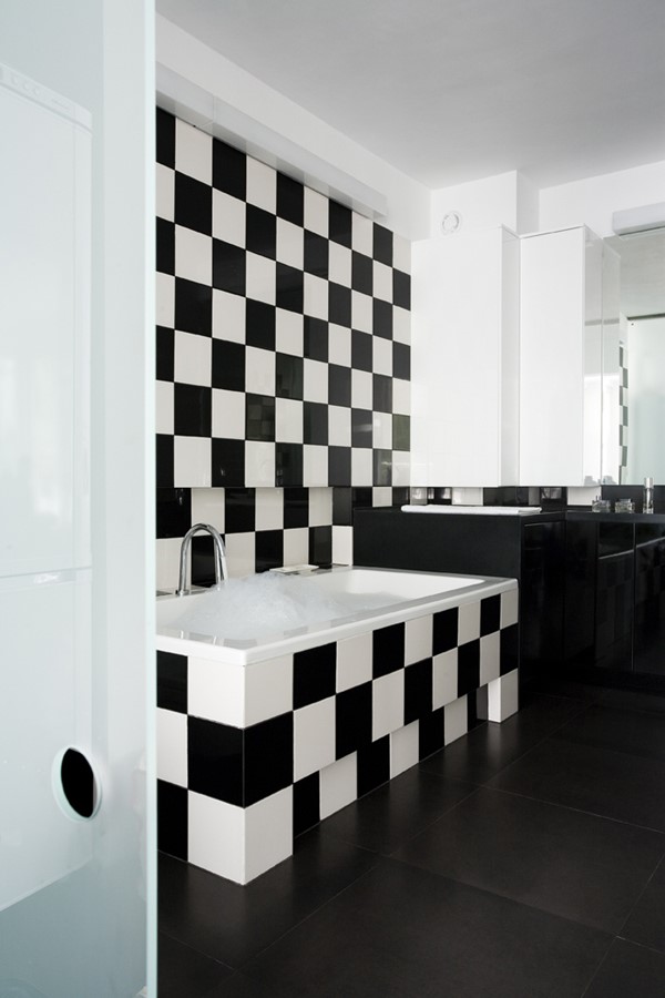 Piękna łazienka w czerni i bieli