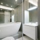 Biało-szara łazienka z prysznicem i wanną Hola Design