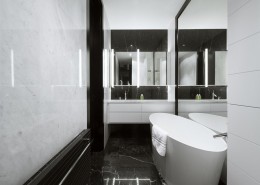 Biel i czerń w stylowej łazience Hola Design