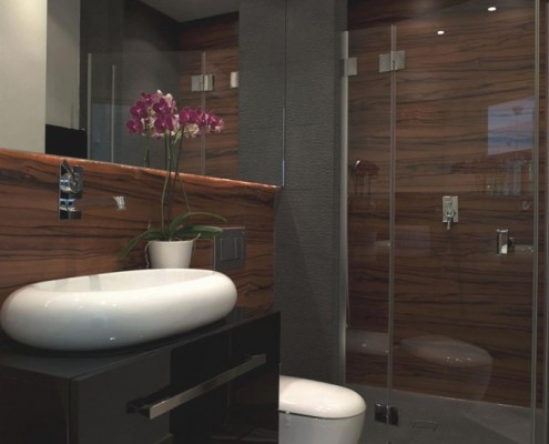 Ciemne drewno w małej łazience z prysznicem Hola Design