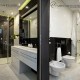 Czarna glazura w białej łazience Inveintive Interiors