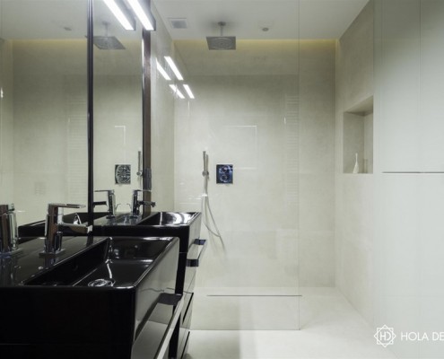 Czarne umywalki w jasnej łazience Hola Design