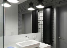 Industrialna łazienka z pralnią Hola Design