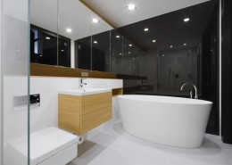Lakierowany fornir w minimalistycznej łazience Hola Design