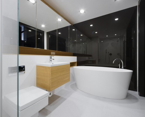 Lakierowany fornir w minimalistycznej łazience Hola Design