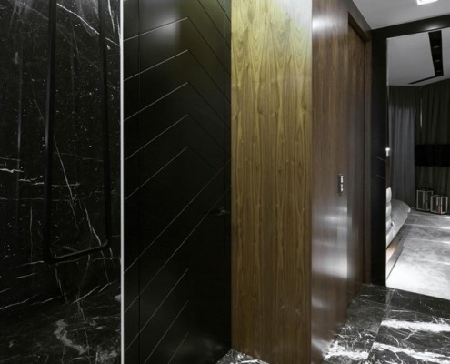 Nowoczesne drzwi frontowe w oryginalnym przedpokoju Hola Design