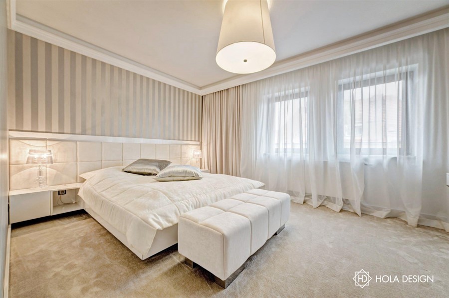 Piękna sypialnia w jasnych kolorach ecru i bieli