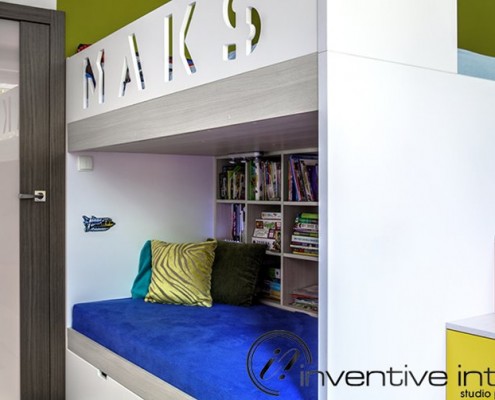 Piętrowe łóżko dziecięce z kącikiem wypoczynkowym Inventive Interiors