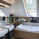 Podwójna umywalka w łazience na poddaszu Hola Design