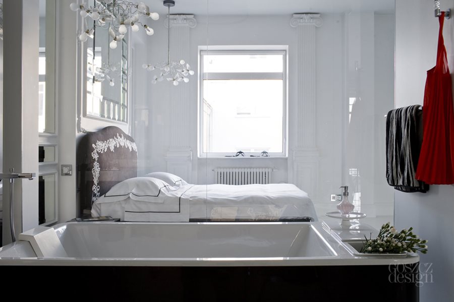 Piękna łazienka w białej sypialni