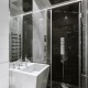 Umywalka wolnostojąca i prysznic w małej łazience Hola Design
